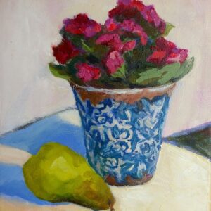 Stillleben mit verziertem Blumentopf, rosa Blumen und grüner Birne im warmen Licht – mediterrane Stimmung auf Leinwand