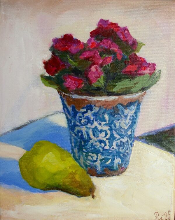 Stillleben mit verziertem Blumentopf, rosa Blumen und grüner Birne im warmen Licht – mediterrane Stimmung auf Leinwand
