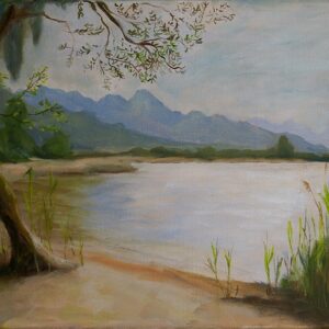 Stimmungsvolle Landschaft mit Chiemseebucht, Bergen im Hintergrund und ruhigem Strand mit Baum